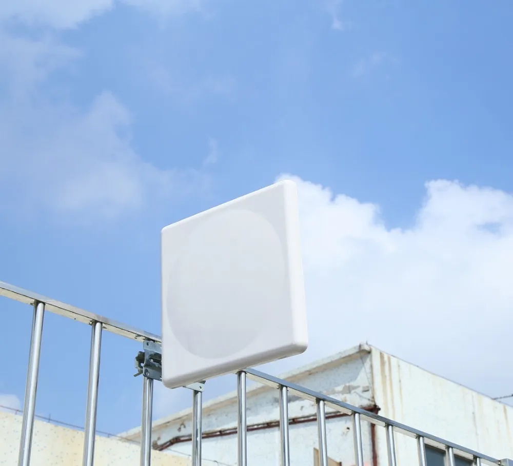 信号放大器与吸顶天线组合展示穿墙应用场景