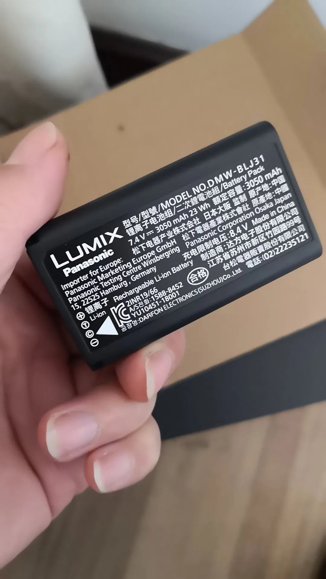 相机配套附件套装：原装电池、充电器、相机肩带，黑色皮质