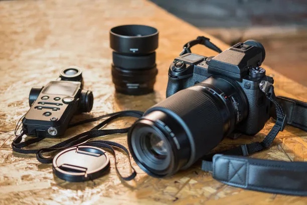 高端影像器材中单反相机搭配闪光灯特写