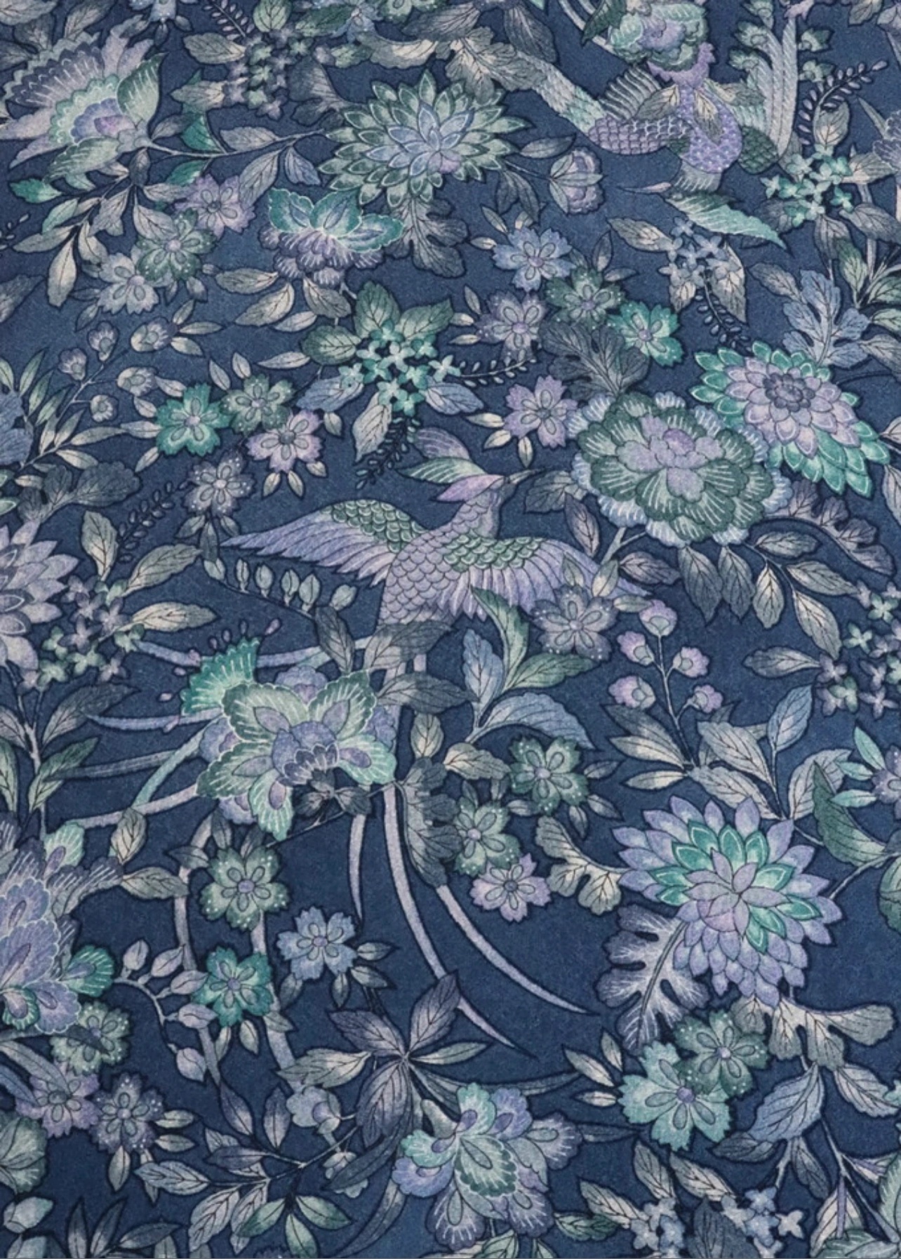 民国软缎织物：绿紫色调，织物表面呈现典雅的缠枝花卉纹样，缎面光泽柔和，如镜面般反射光线，展现民国富贵人家的审美与工艺水准。