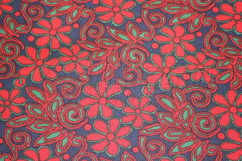 民国线绨布料特写：红色为底，上绣有繁复的花卉纹样，花瓣与枝叶清晰，边缘饰有精致的传统花边，布料质地粗厚，展现线绨工艺的质朴与深情。