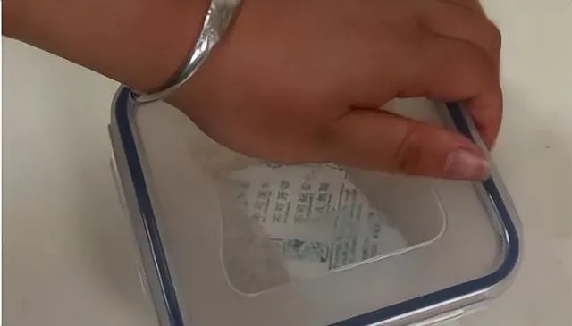 银饰正确与错误存放方式对比图（密封袋+干燥剂 vs 开放抽屉）