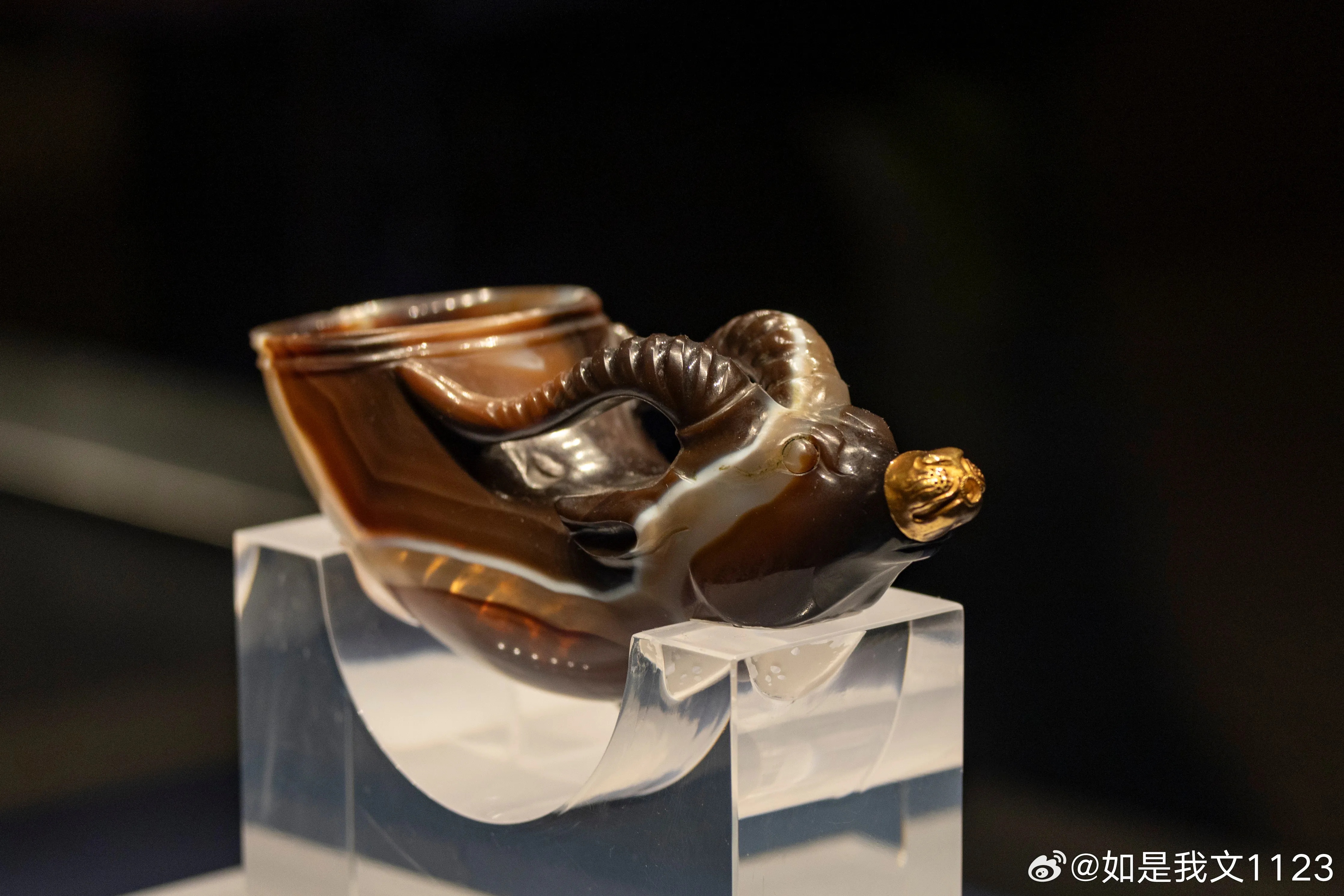 唐代镶金兽首玛瑙杯兽首与螺旋角造型_1