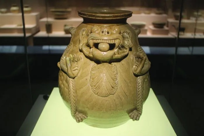 南京博物院青瓷神兽尊立姿全景展示_1