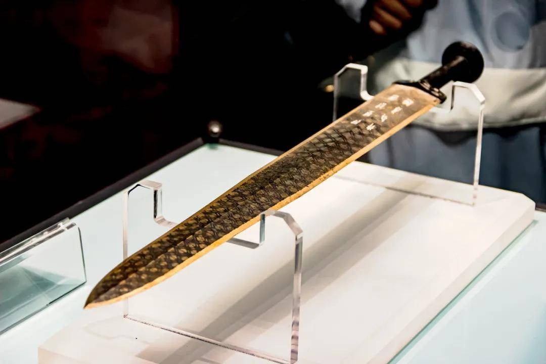 湖北省博物馆展柜中的越王勾践剑全貌_1
