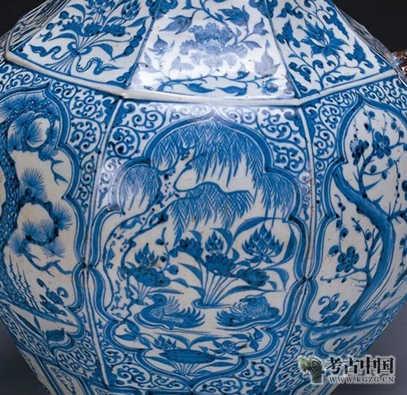 元青花松竹梅纹八棱罐立于展柜中_1