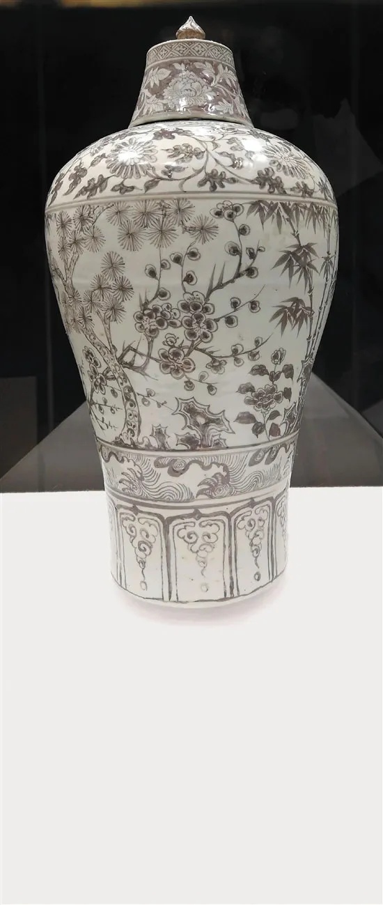 南京博物院釉里红岁寒三友纹梅瓶整体外观展示_1