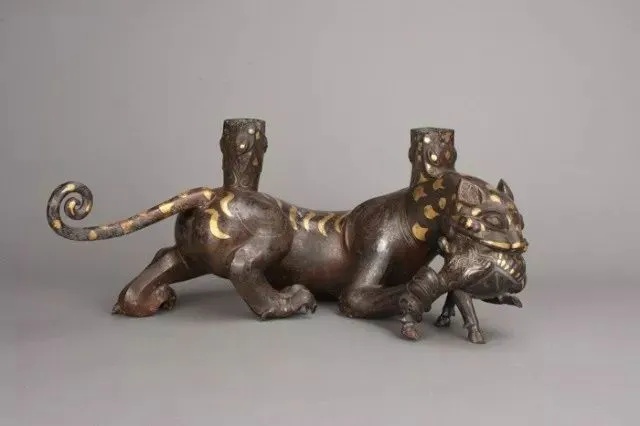 错金银虎噬鹿屏风座展现虎噬鹿瞬间的生动造型_1