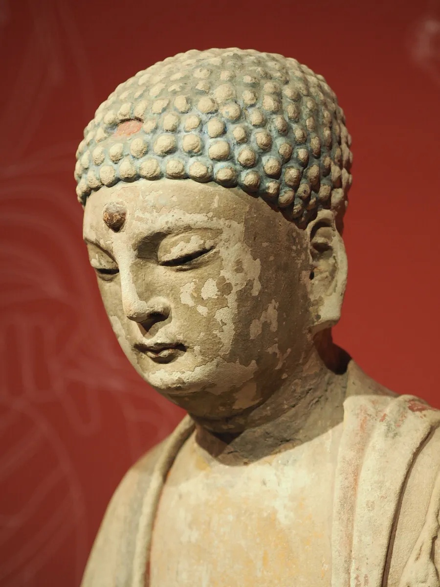 南宋释迦牟尼佛像头部特写展现螺髻与宁静面容_1