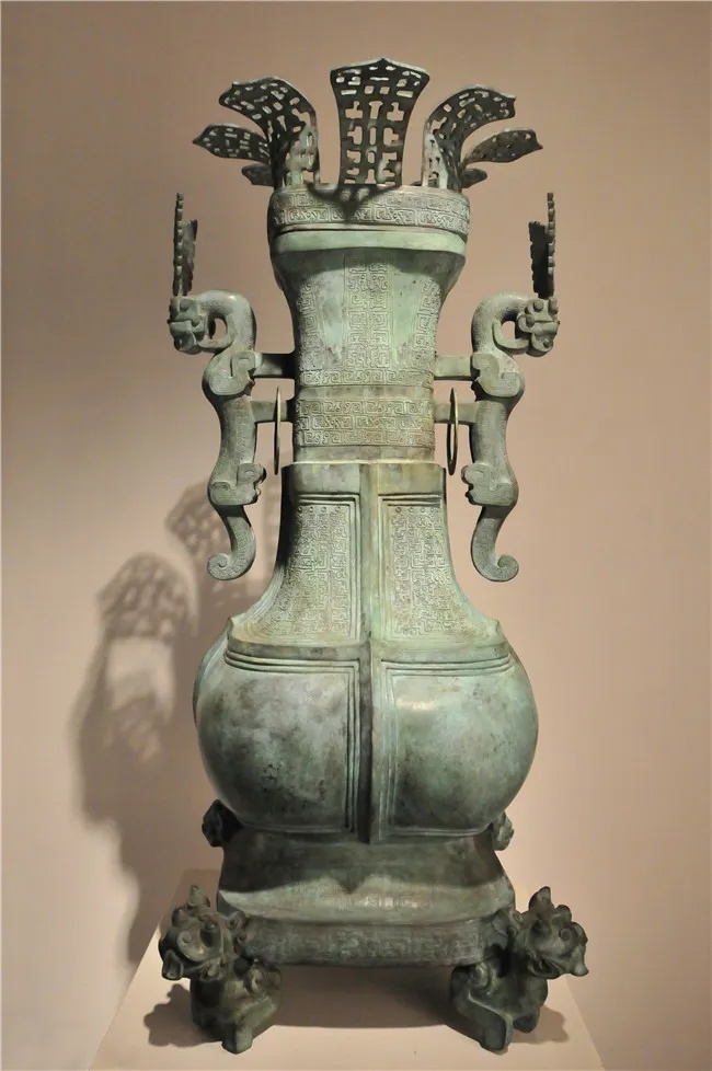 蔡侯莲瓣盖铜方壶展现春秋青铜器莲瓣盖与兽耳细节_1