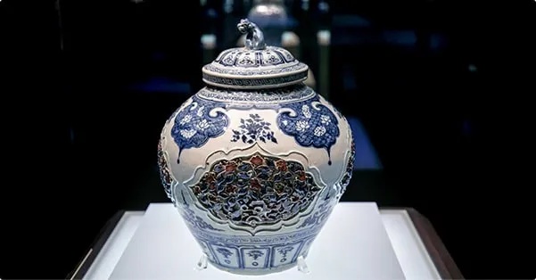 元代青花开光镂雕红蓝釉花卉大罐展现四季花纹_1