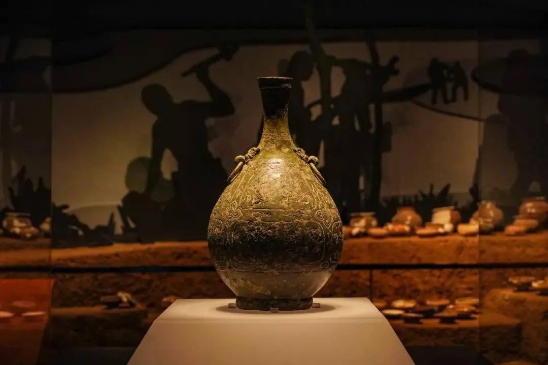 罗家坝遗址博物馆狩猎纹铜壶整体造型展示_1