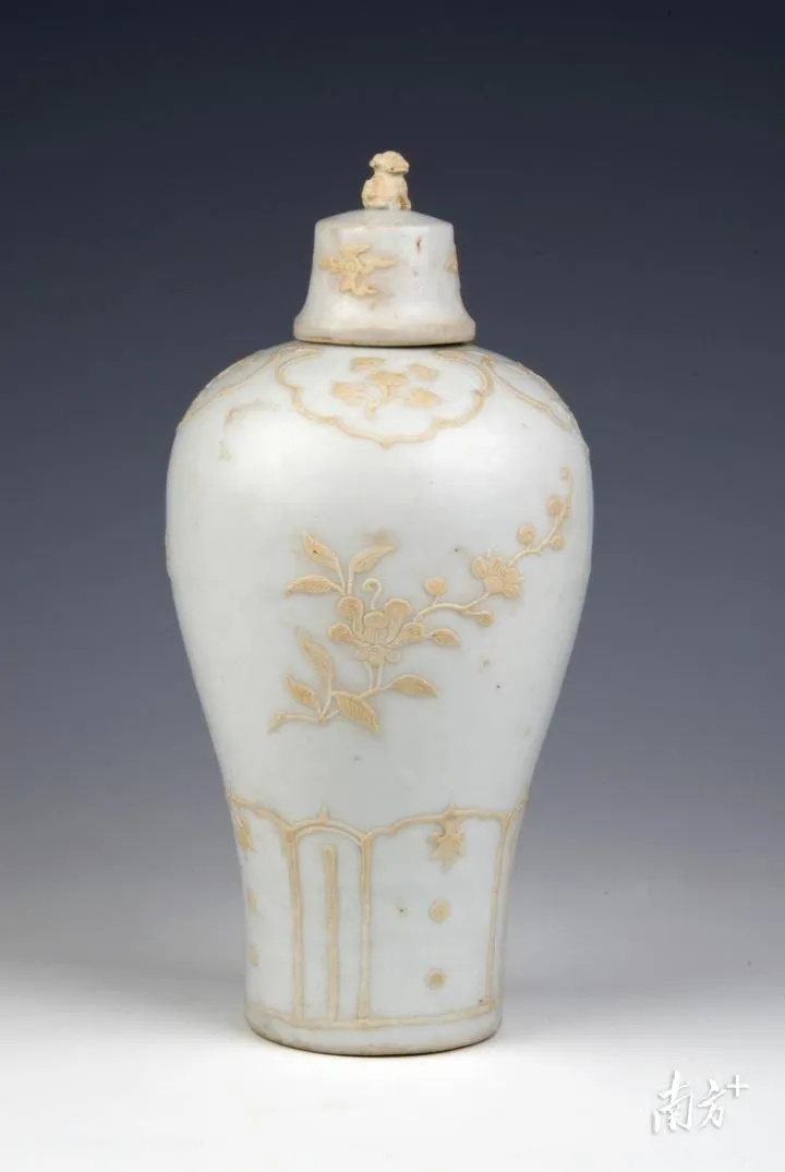 明代白釉贴花折枝花纹兽钮盖梅瓶展于东莞市博物馆_1