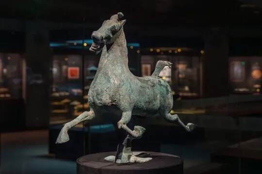 东汉青铜器铜奔马整体展示_2