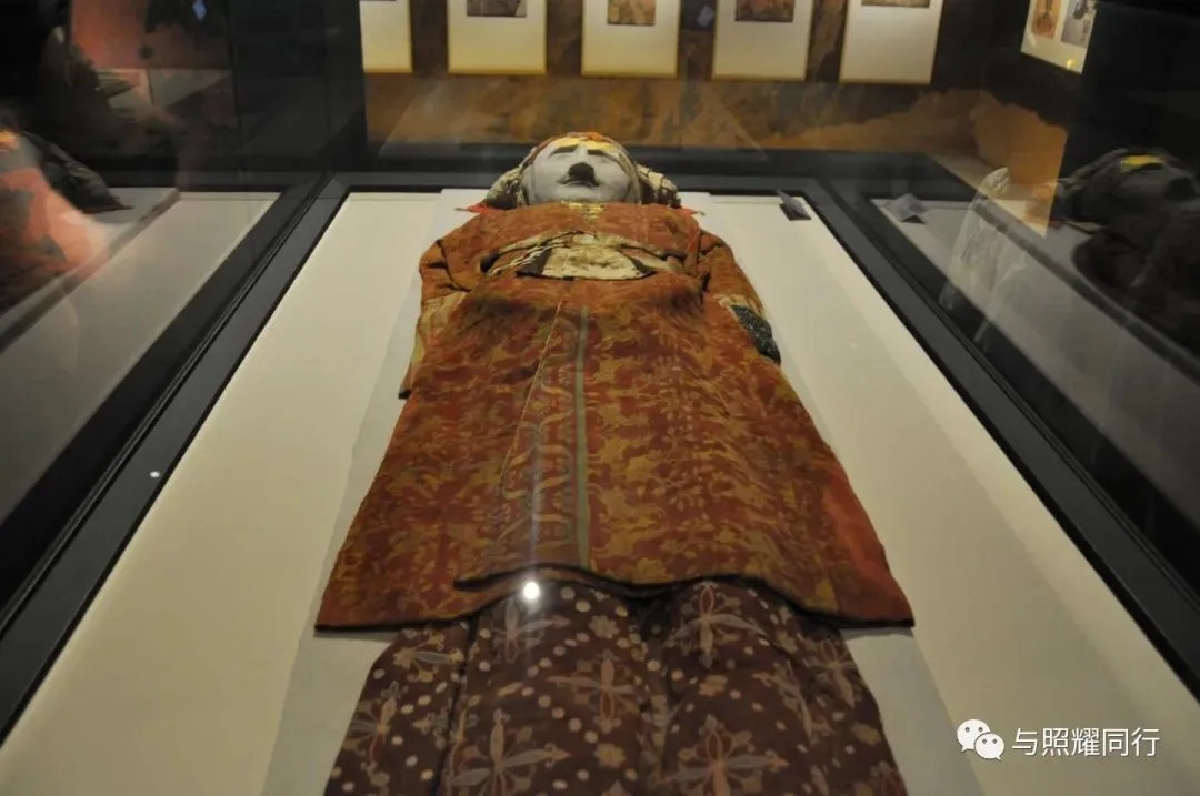 东汉红地对人兽树纹罽袍纹样细节_1