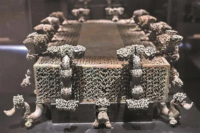 河南省博物院云纹铜禁展现春秋青铜礼器的精美云纹与庄严造型_1