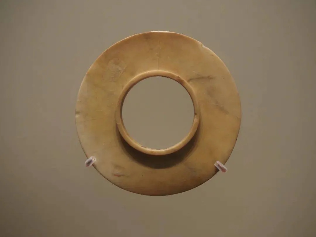 贵州省博物馆藏璧形带冠玉玦展现花冠状四出廓造型_1