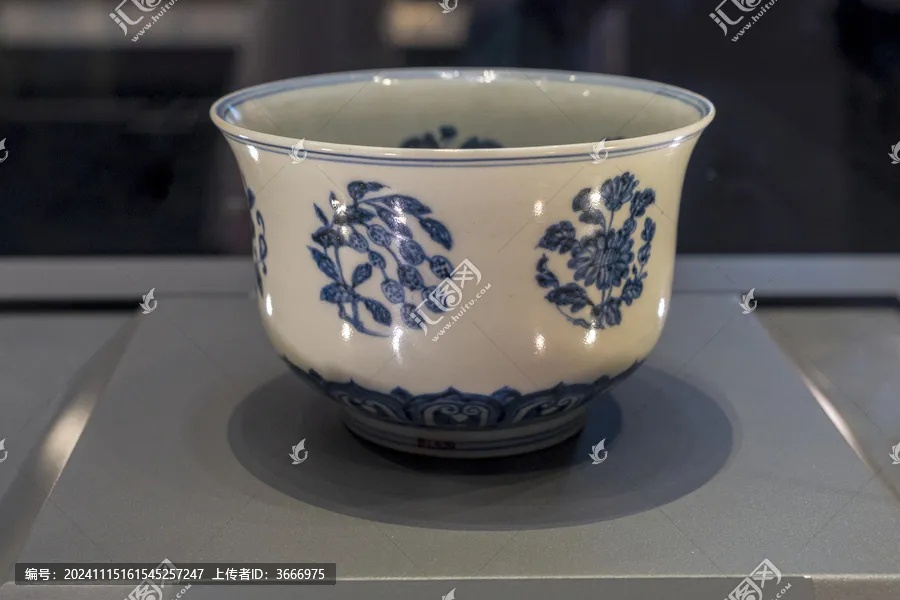 贵州省博物馆藏青花什锦团花纹深腹碗_1