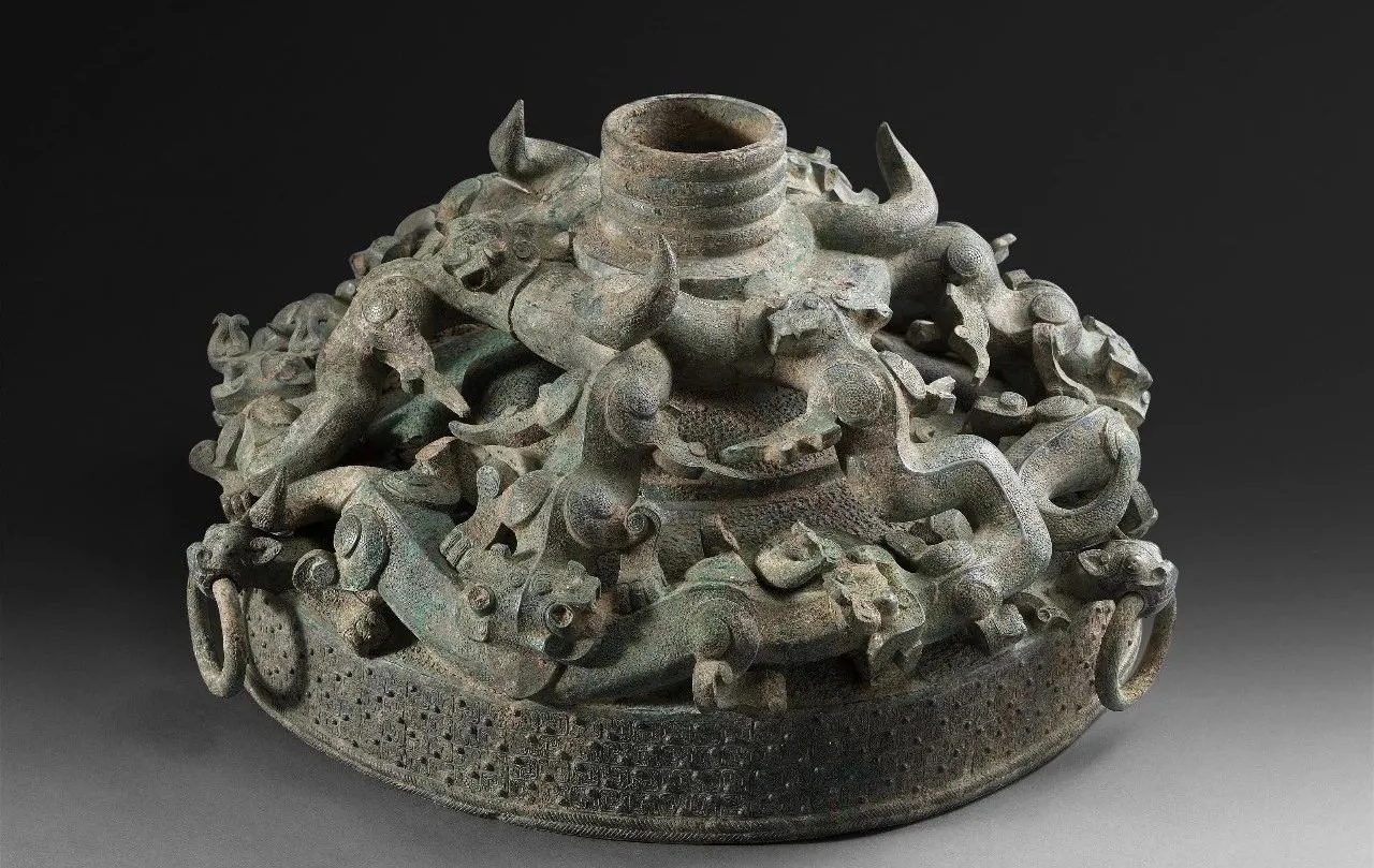 上海博物馆藏春秋晚期镂空蟠龙纹鼓座半球形表面十二龙缠绕_1