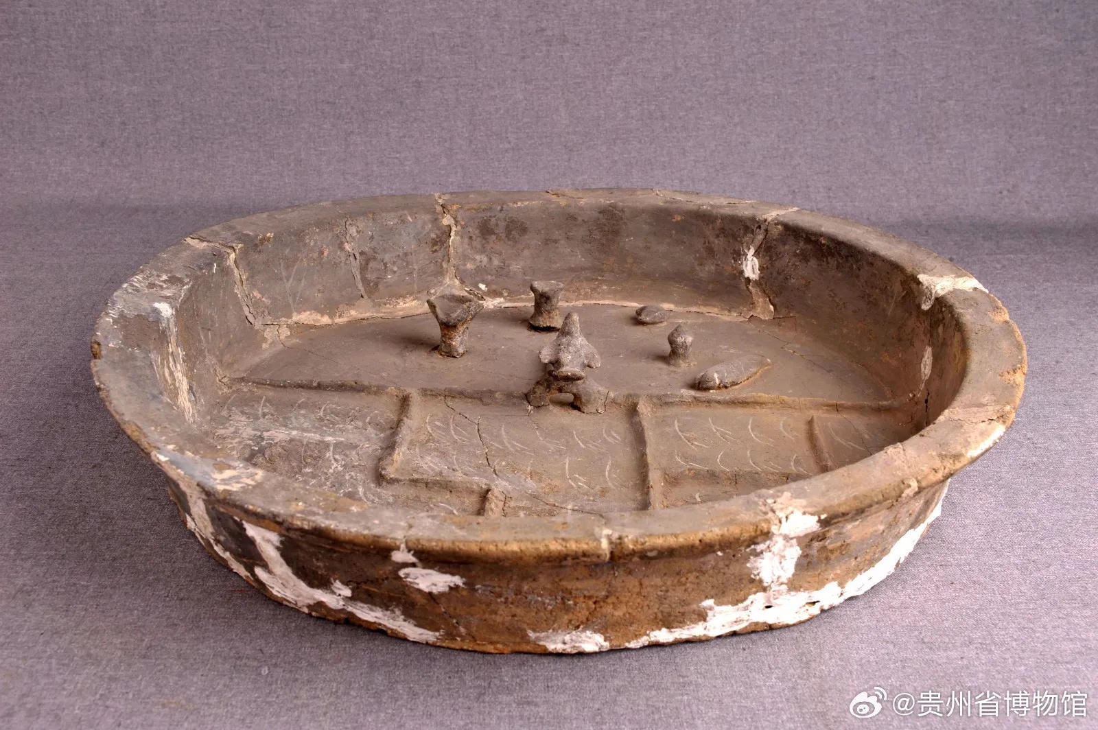 东汉陶水塘稻田模型呈椭圆灰陶状水塘与稻田对半分布_1