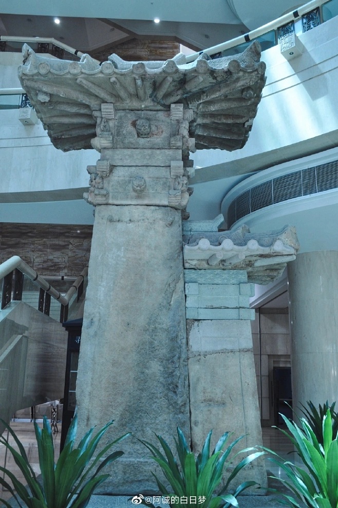 重庆中国三峡博物馆藏东汉乌杨石阙实拍展现重檐庑殿顶结构_1