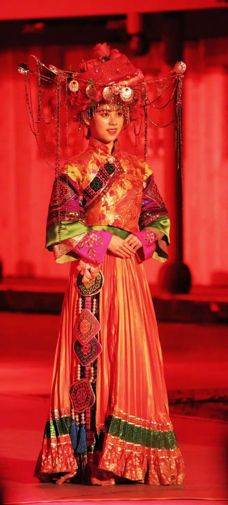 贵州省民族博物馆藏清末土家族红缎婚装_1