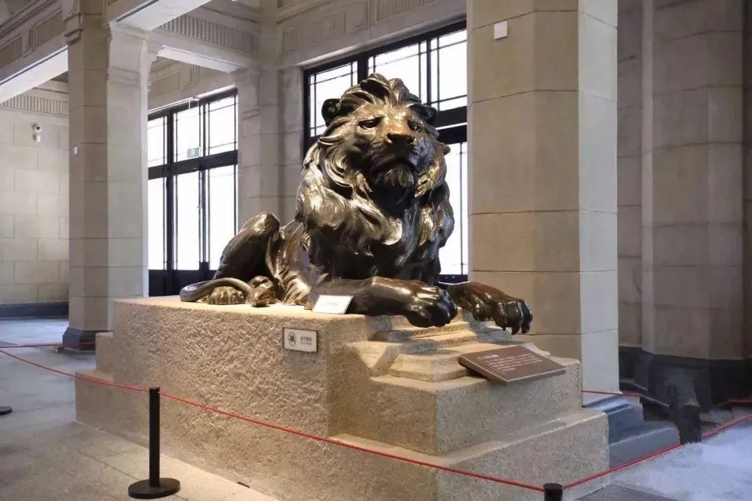 上海城市历史发展陈列馆内威猛铜狮雕塑立于石基之上_1