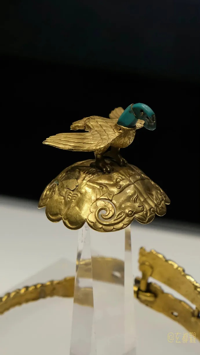 鹰顶金冠饰展翅雄鹰立于冠顶彰显王者气概_1