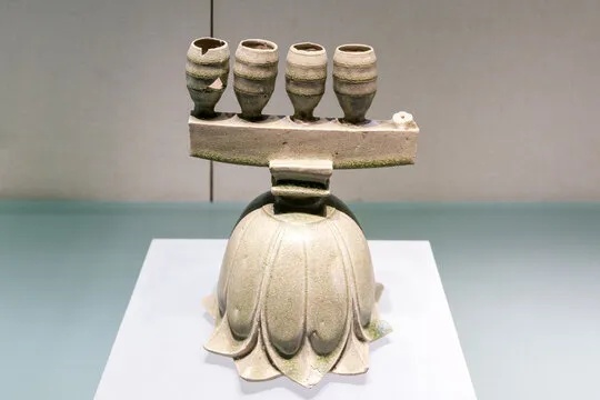 南平市博物馆晋青釉莲瓣四管瓷烛台展陈实景_1