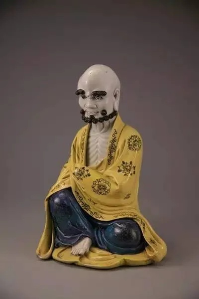 德化窑素三彩达摩坐像展现清初陶瓷雕塑神韵_1