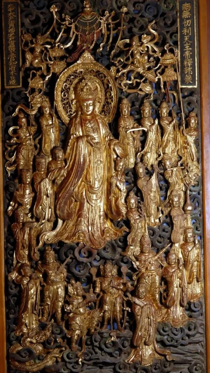 明代木雕贴金帝释部众窗花展现神祇环绕的华丽雕刻_1