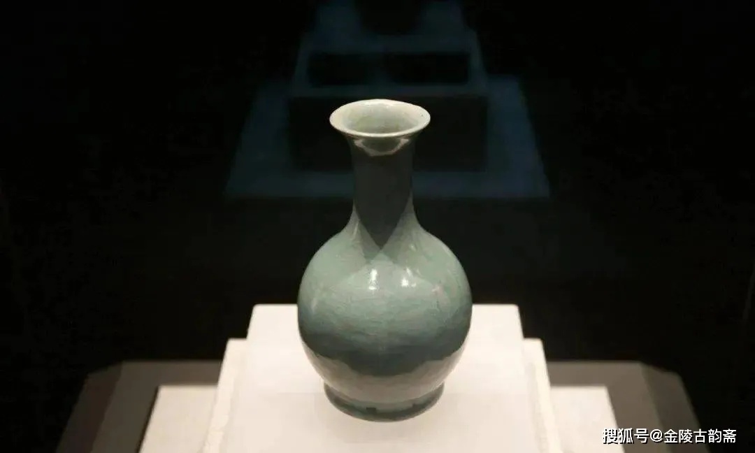 河南省博物院藏汝窑天蓝釉刻花鹅颈瓶全形展现_1