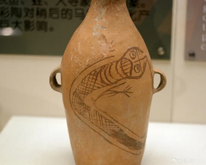 仰韶文化鲵鱼纹彩陶瓶呈现古朴彩绘风格_2