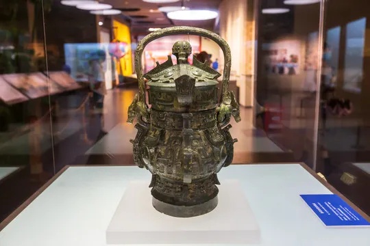 广西博物馆兽面纹提梁铜卣盖部纹饰细节_2