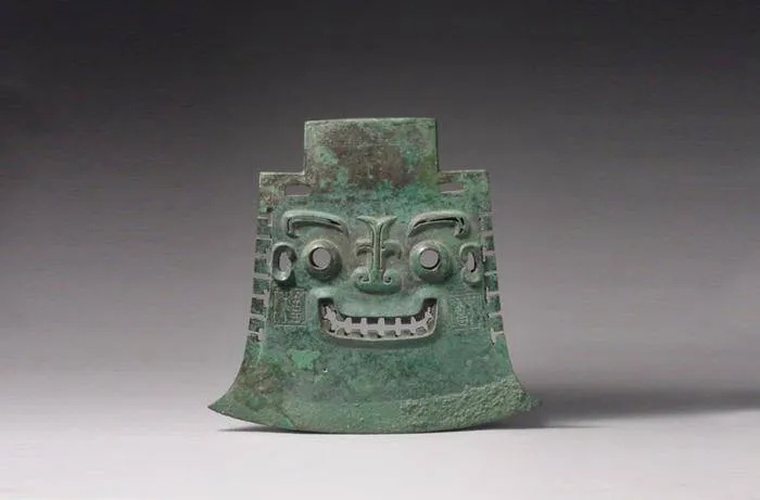 山东博物馆藏商代亚醜钺兽面纹特写_1