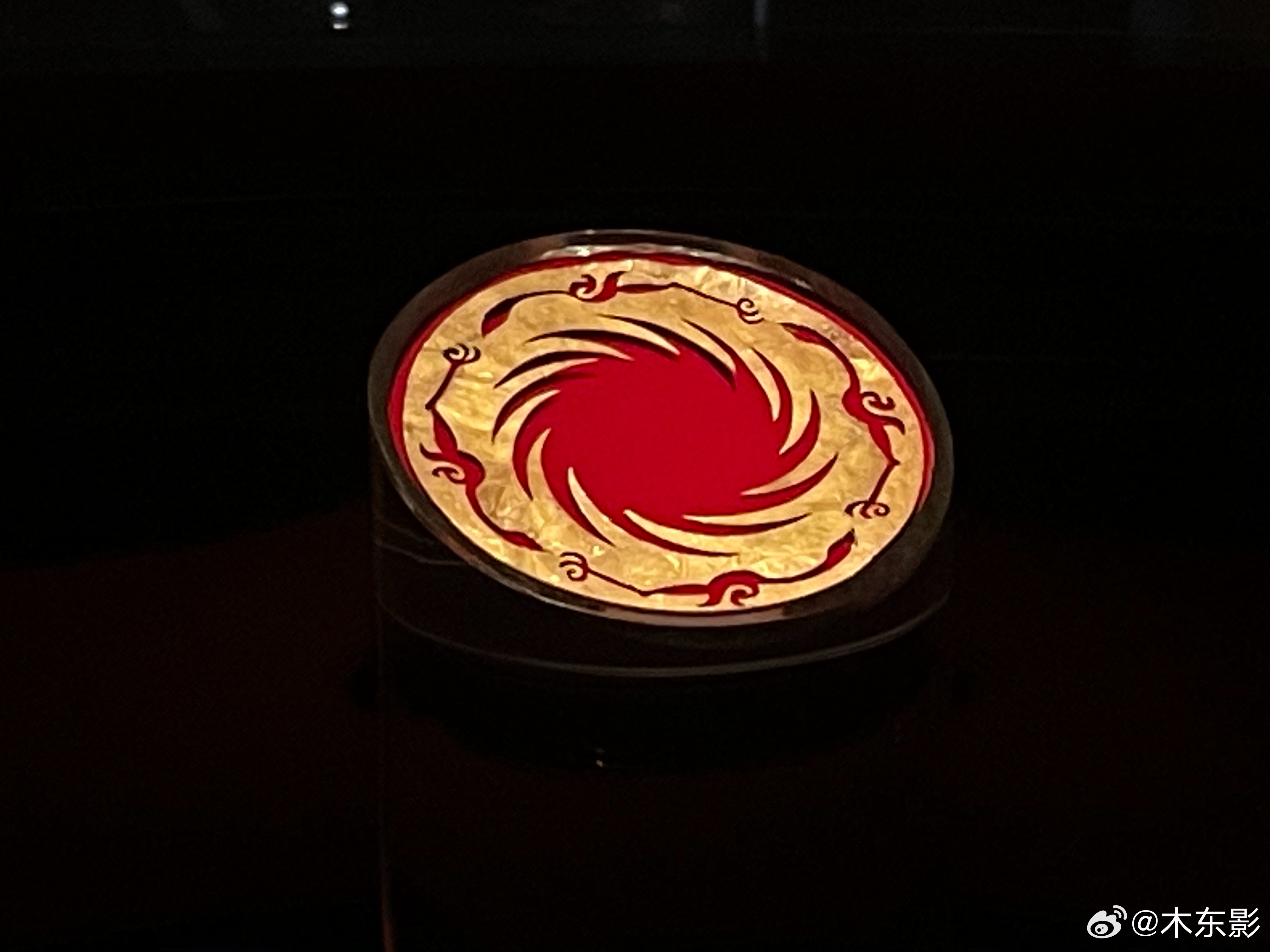 太阳神鸟金饰红金螺旋纹样清晰可见_2