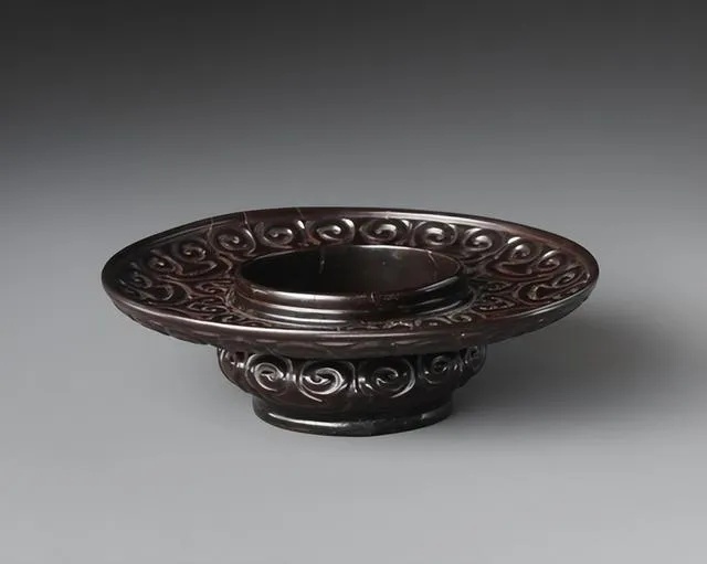 元代张成造剔犀云纹盘整体外观_1