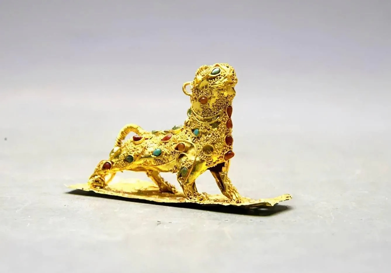 东汉掐丝镶嵌金辟邪伫立姿态展现金片成型与宝石镶嵌工艺_1