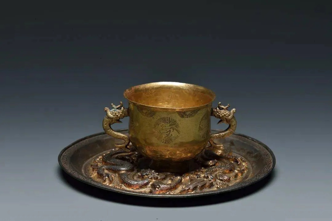 南宋摩羯双耳金杯与银鎏金双龙纹承盘展于东阳市博物馆_1