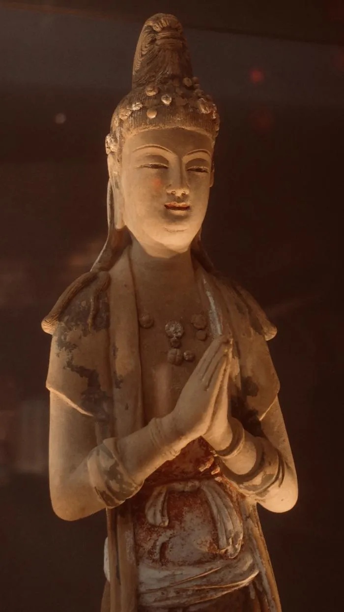 浙江省博物馆彩塑泥菩萨立像双手合十面容宁静衣饰精美_1