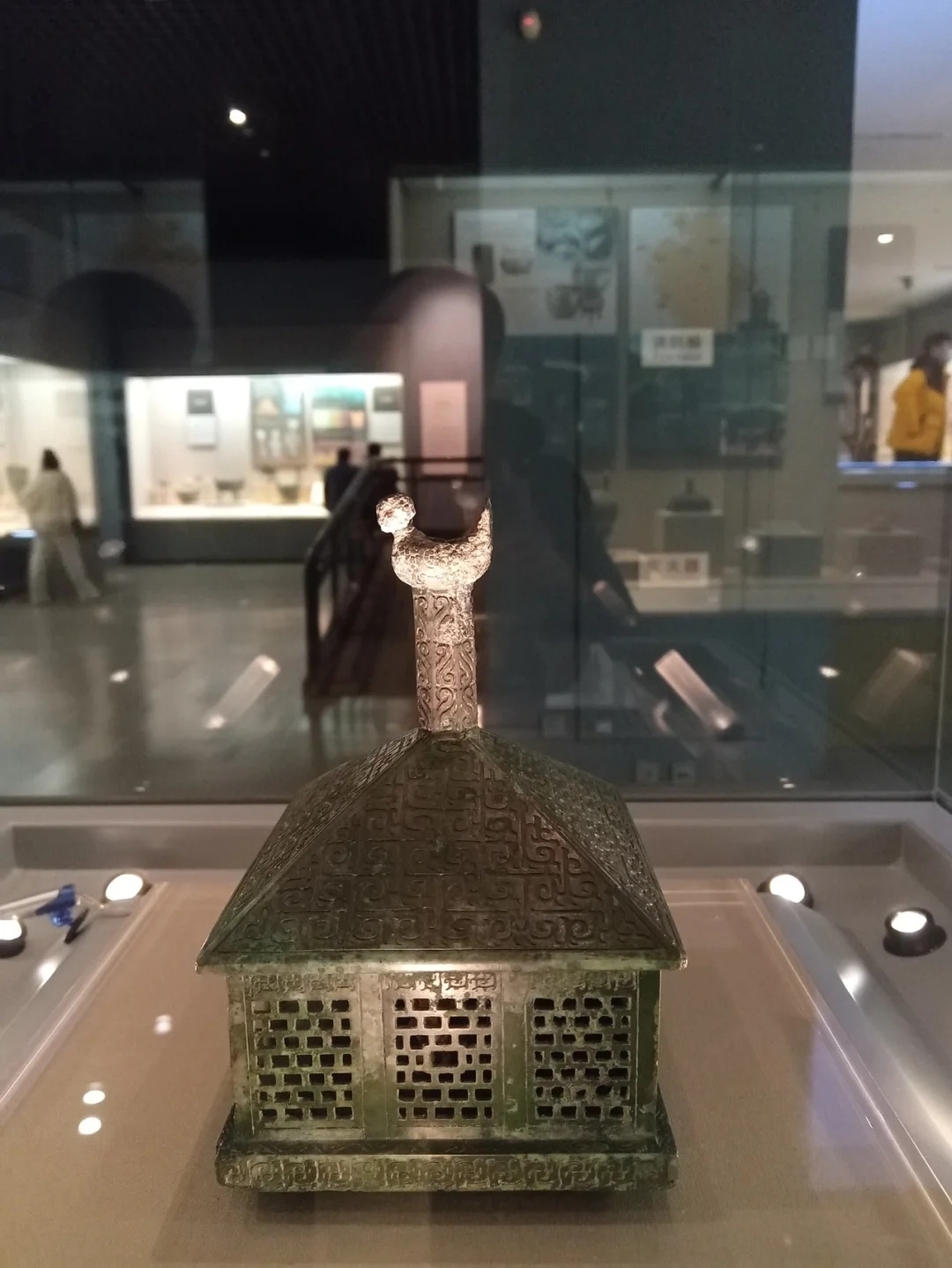 战国青铜伎乐铜屋模型顶部有鸟形装饰_1