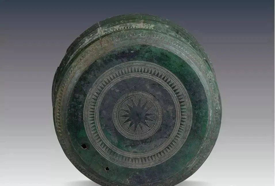 贵州省博物馆展出的石寨山铜鼓文物静立展柜中_1