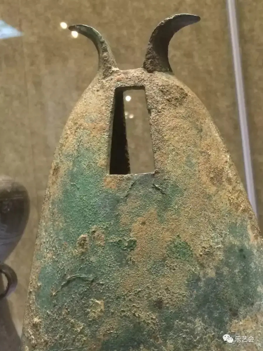 人面纹羊角钮铜钟正面展示青铜器纹饰细节_1