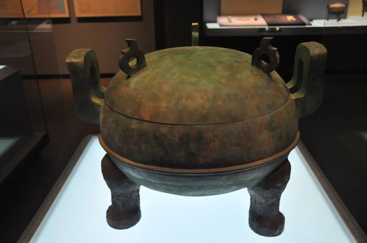 战国中山王铁足铜鼎整体外观_1