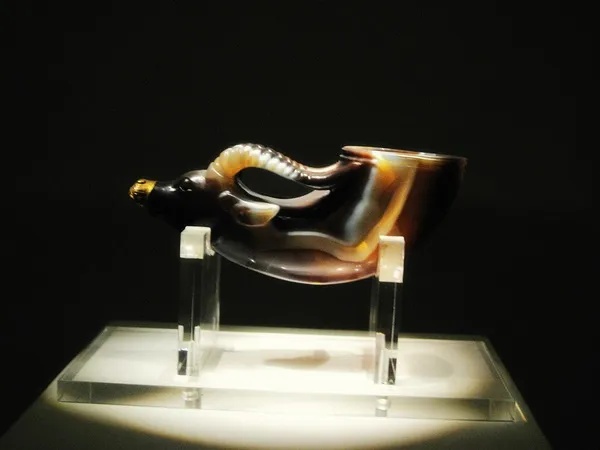 镶金兽首玛瑙杯兽首与羚羊角细节_2