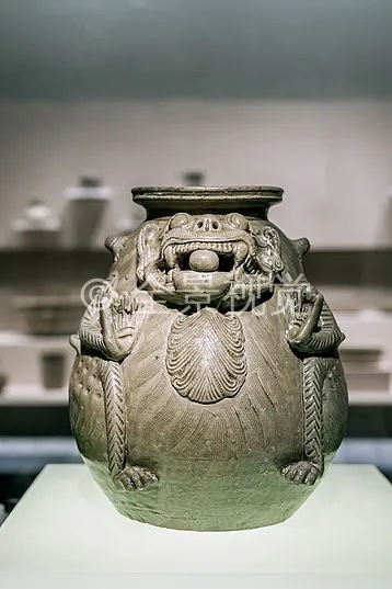 南京博物院青釉瓷神兽尊展现西晋兽形浮雕细节_1