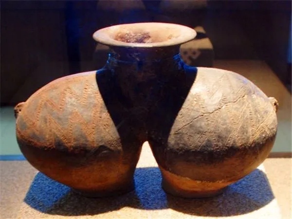 西藏博物馆朱墨彩绘双体陶罐展现新石器时代刻划纹与彩绘细节_1