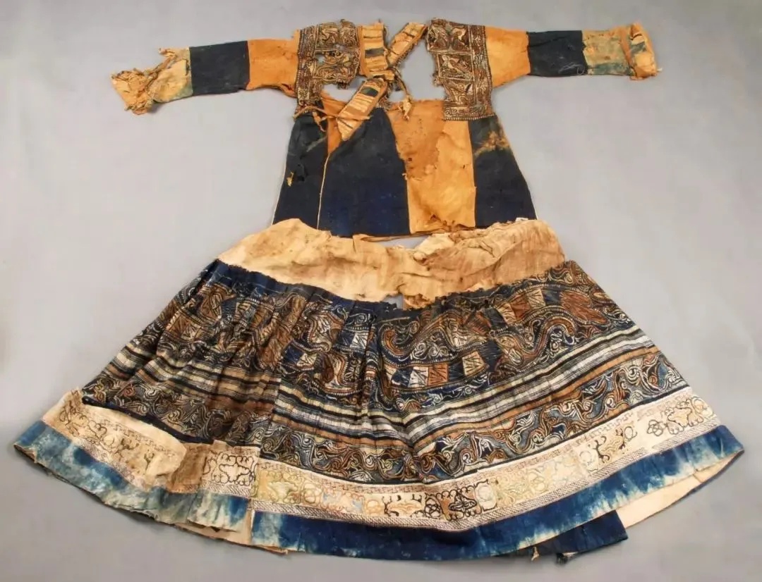 贵州省博物馆藏宋代鹭鸟纹彩色蜡染衣裙_1