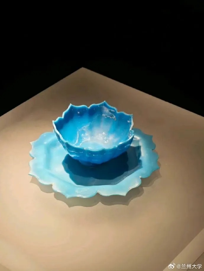 元代蓝色玻璃莲花形托盏静置于展柜中_1