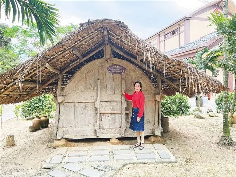 西黎民族文化展示馆黎家谷仓茅草屋顶与木质结构_1